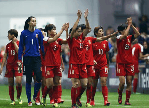  曼城女足三连冠伟业，男足王朝何时终结  